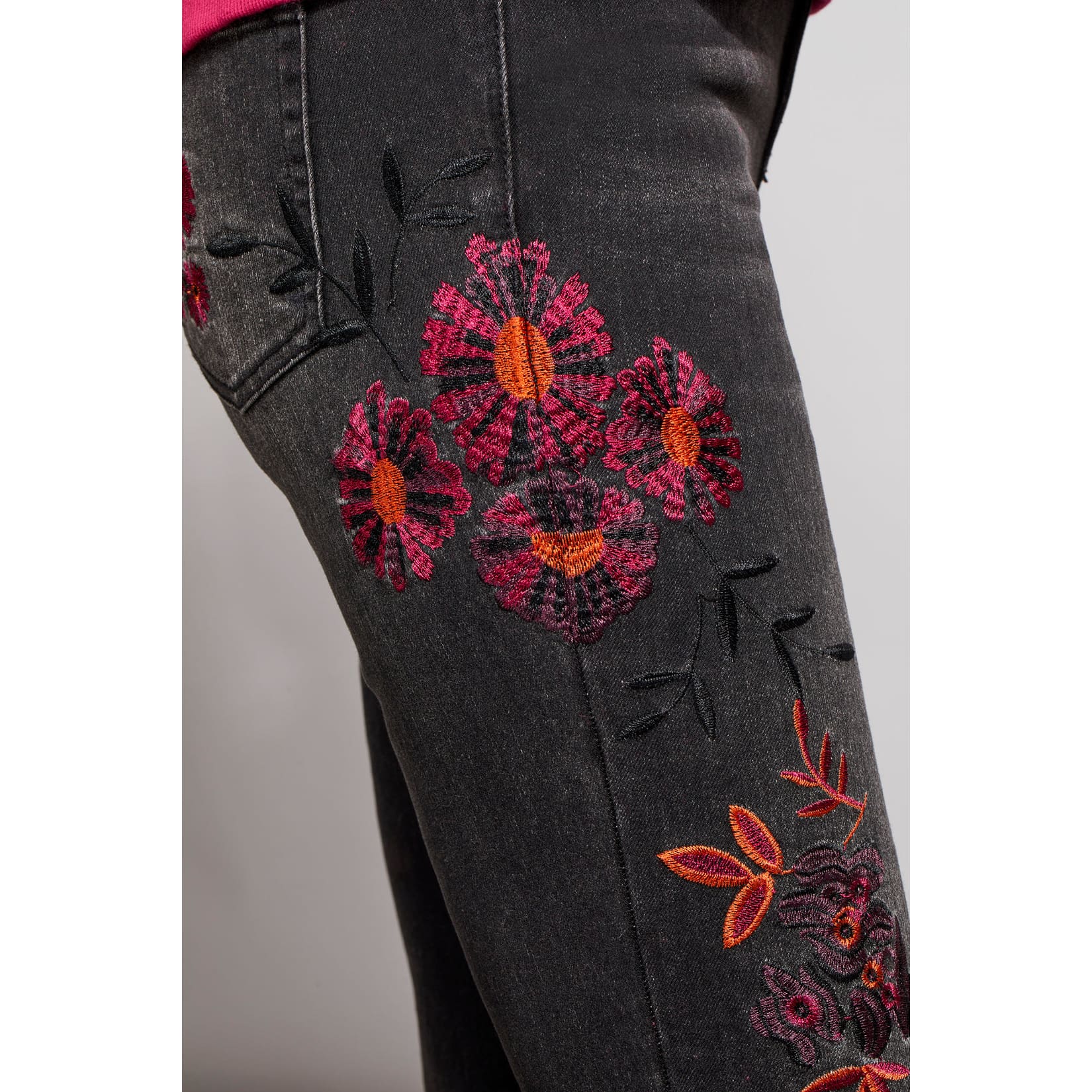 Tribal - 7999O-292 AUDREY EMB. HUGGING SLIM - DUSTY BLACK - Pants